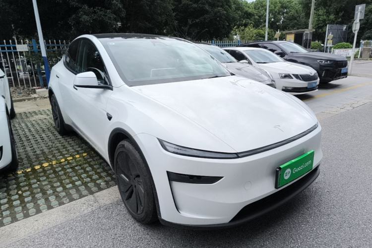 Used Tesla Model Y 2025 Long-Range All-Wheel-Drive Version Front Right 45 Deg
