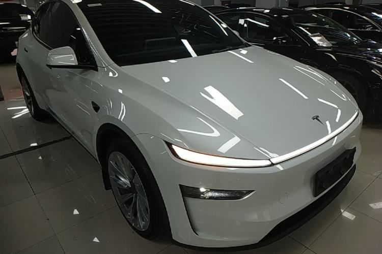 Used Tesla Model Y 2025 Long-Range All-Wheel-Drive Version Front Right 45 Deg
