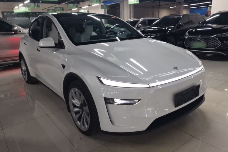 Used Tesla Model Y 2025 Long-Range All-Wheel-Drive Version Front Right 45 Deg