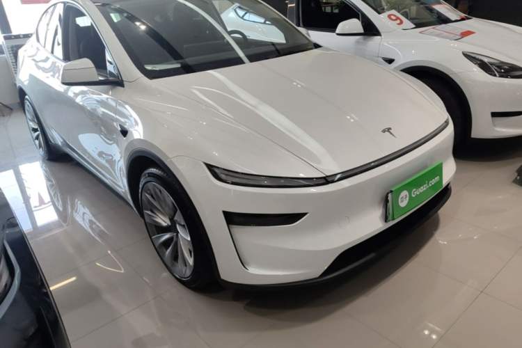Used Tesla Model Y 2025 Long-Range All-Wheel-Drive Version Front Right 45 Deg