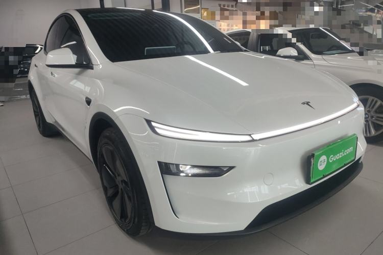 Used Tesla Model Y 2025 Long-Range All-Wheel-Drive Version Front Right 45 Deg