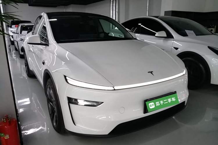 Used Tesla Model Y 2025 Rear-Wheel Drive First Edition Front Right 45 Deg