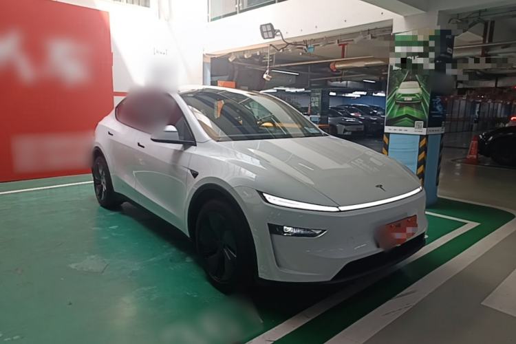 Used Tesla Model Y 2025 Rear-Wheel-Drive Version Front Right 45 Deg