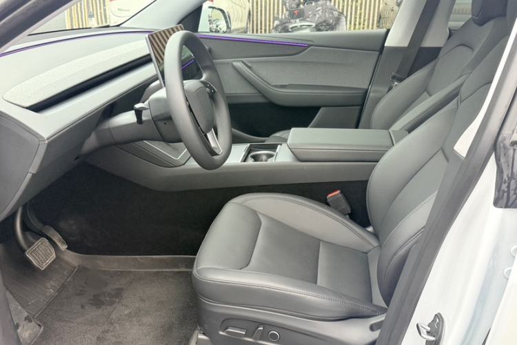 Used Tesla Model Y 2025 Rear-Wheel-Drive Version Interior 1