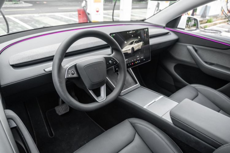 Used Tesla Model Y 2025 Long-Range All-Wheel-Drive Version Interior 2