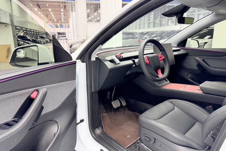 Used Tesla Model Y 2025 Rear-Wheel-Drive Version Interior 3