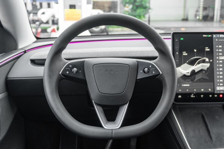 Used Tesla Model Y 2025 Long-Range All-Wheel-Drive Version Interior 3