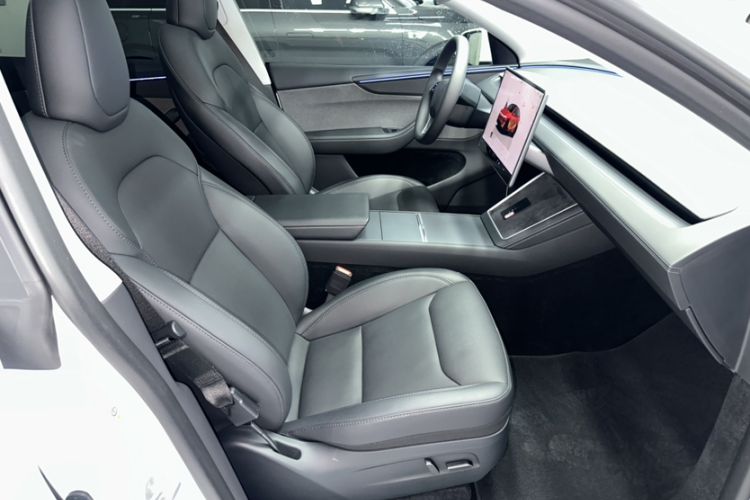 Used Tesla Model Y 2025 Rear-Wheel-Drive Version Interior 3