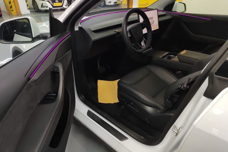 Used Tesla Model Y 2025 Long-Range All-Wheel-Drive Version Interior 3
