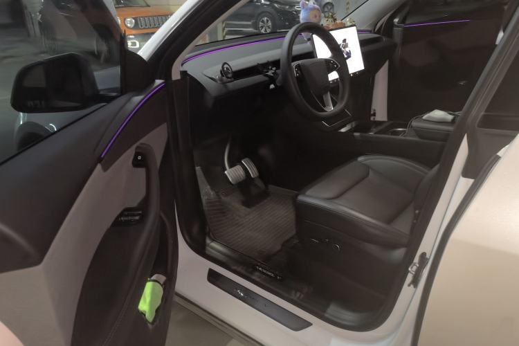 Used Tesla Model Y 2025 Rear-Wheel-Drive Version Interior 3