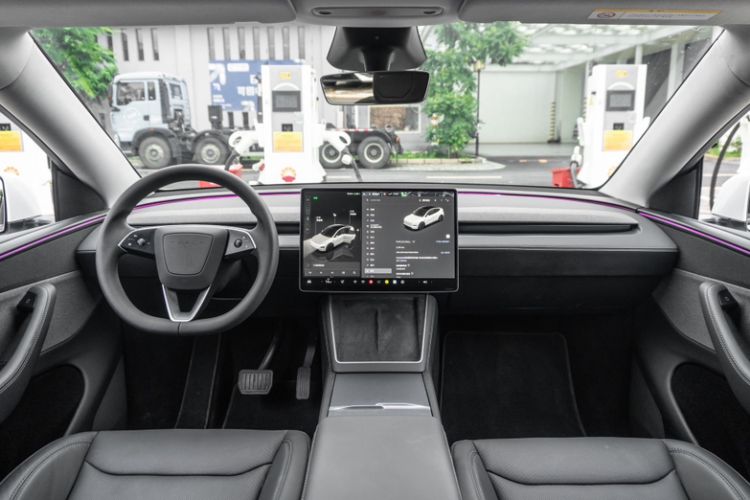 Used Tesla Model Y 2025 Long-Range All-Wheel-Drive Version Interior 4