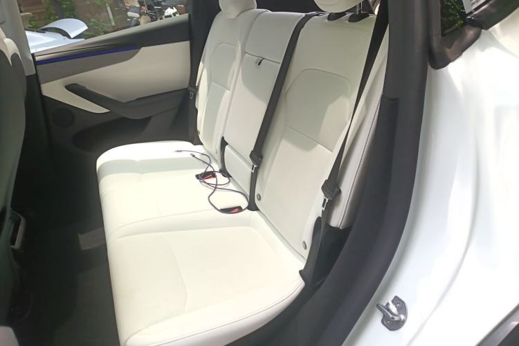 Used Tesla Model Y 2025 Long-Range All-Wheel-Drive Version Interior 4