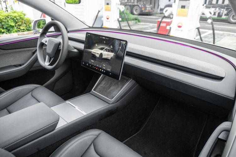Used Tesla Model Y 2025 Long-Range All-Wheel-Drive Version Interior 5
