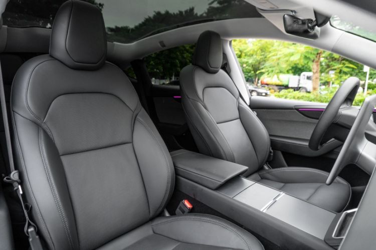 Used Tesla Model Y 2025 Long-Range All-Wheel-Drive Version Interior 6