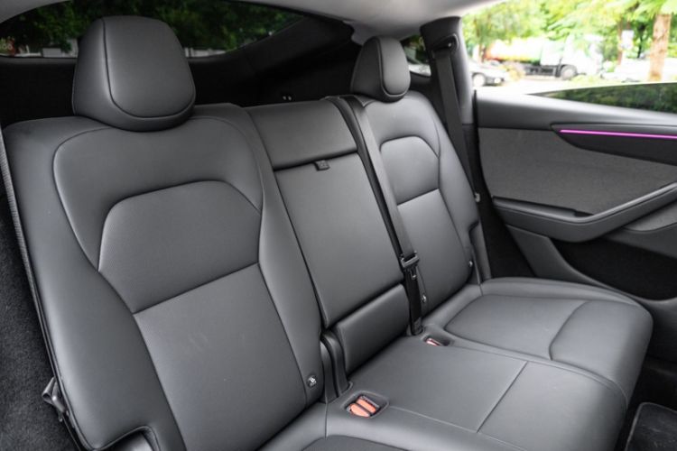 Used Tesla Model Y 2025 Long-Range All-Wheel-Drive Version Interior 7