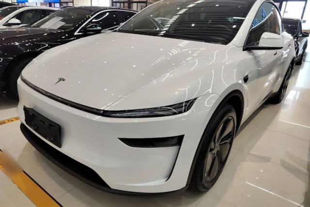 Used Tesla Model Y 2025 Long-Range All-Wheel-Drive Version