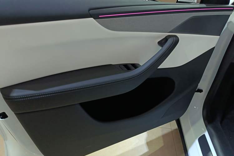 Used Tesla Model Y 2025 Long-Range All-Wheel-Drive Version Left Front Door Interior
