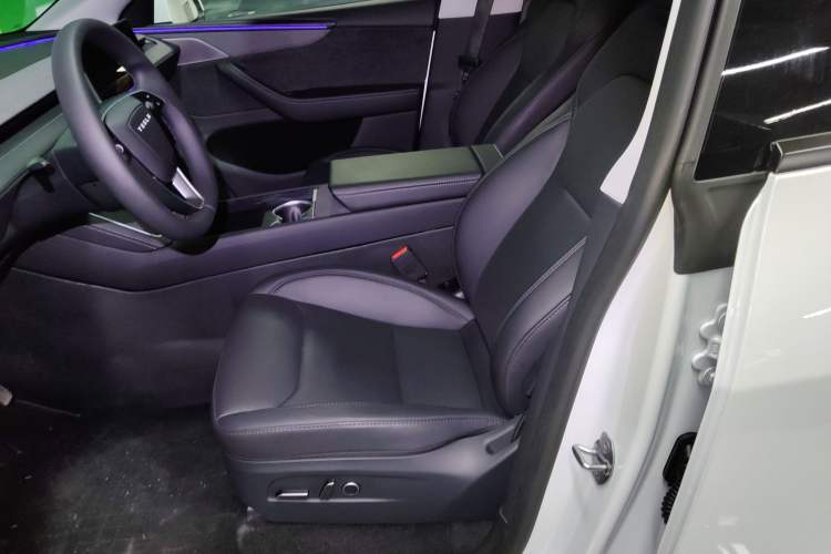 Used Tesla Model Y 2025 Long-Range All-Wheel-Drive Version Left Front Seat