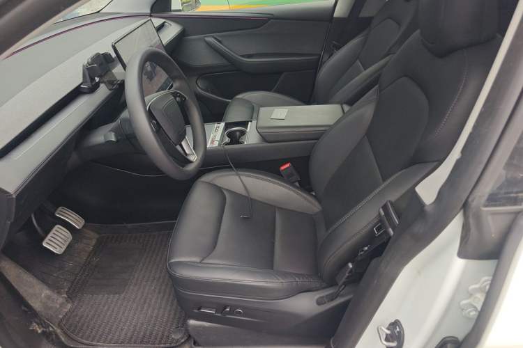 Used Tesla Model Y 2025 Rear-Wheel Drive First Edition Left Front Seat