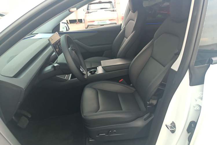 Used Tesla Model Y 2025 Long-Range All-Wheel-Drive Version Left Front Seat
