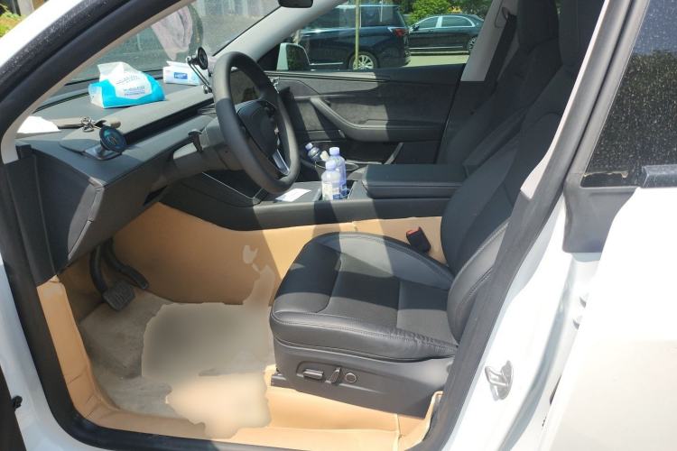Used Tesla Model Y 2025 Long-Range All-Wheel-Drive Version Left Front Seat