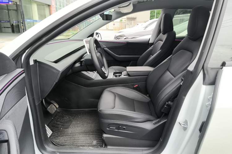 Used Tesla Model Y 2025 Long-Range All-Wheel-Drive Version Left Front Seat