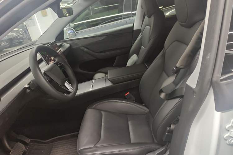 Used Tesla Model Y 2025 Long-Range All-Wheel-Drive Version Left Front Seat
