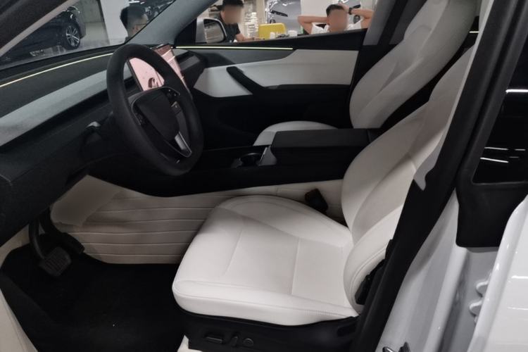 Used Tesla Model Y 2025 Long-Range All-Wheel-Drive Version Left Front Seat