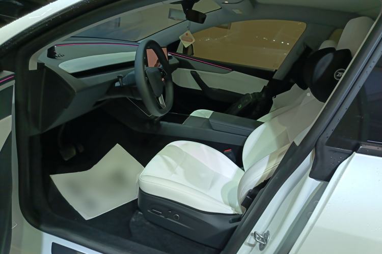Used Tesla Model Y 2025 Long-Range All-Wheel-Drive Version Left Front Seat