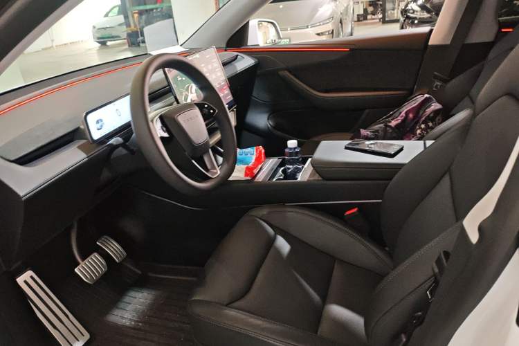 Used Tesla Model Y 2025 Long-Range All-Wheel-Drive Version Left Front Seat