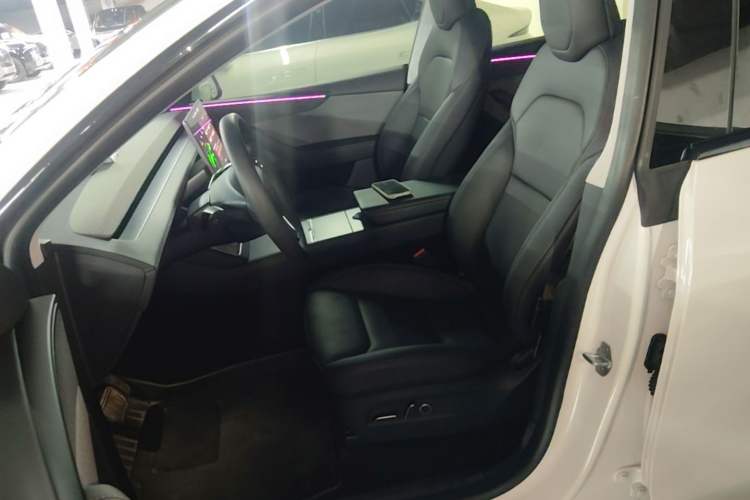 Used Tesla Model Y 2025 Rear-Wheel Drive First Edition Left Front Seat
