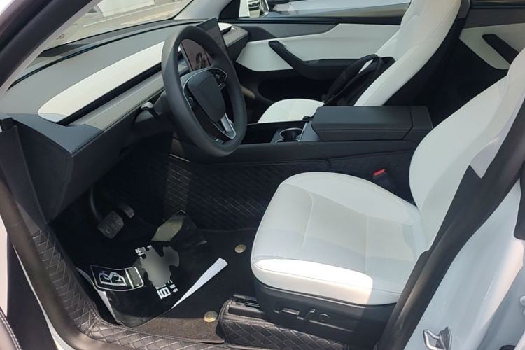 Used Tesla Model Y 2025 Long-Range All-Wheel-Drive Version Left Front Seat