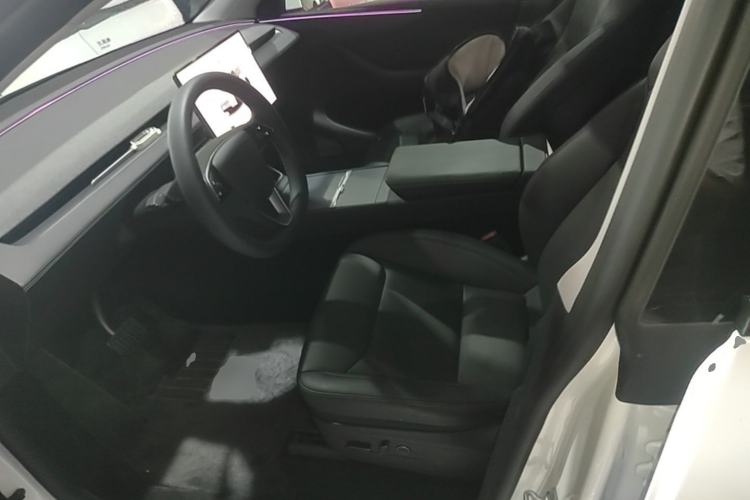 Used Tesla Model Y 2025 Long-Range All-Wheel-Drive Version Left Front Seat