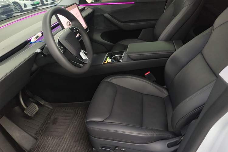 Used Tesla Model Y 2025 Long-Range All-Wheel-Drive Version Left Front Seat