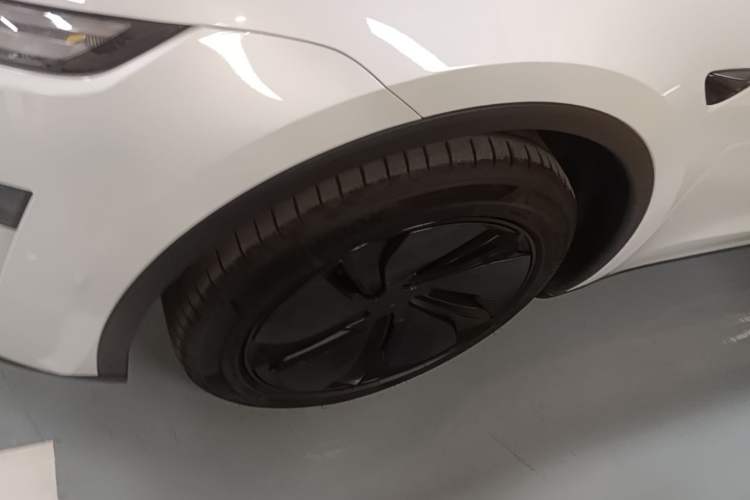 Used Tesla Model Y 2025 Updated Version Long-Range All-Wheel Drive Left Front Wheel Hub