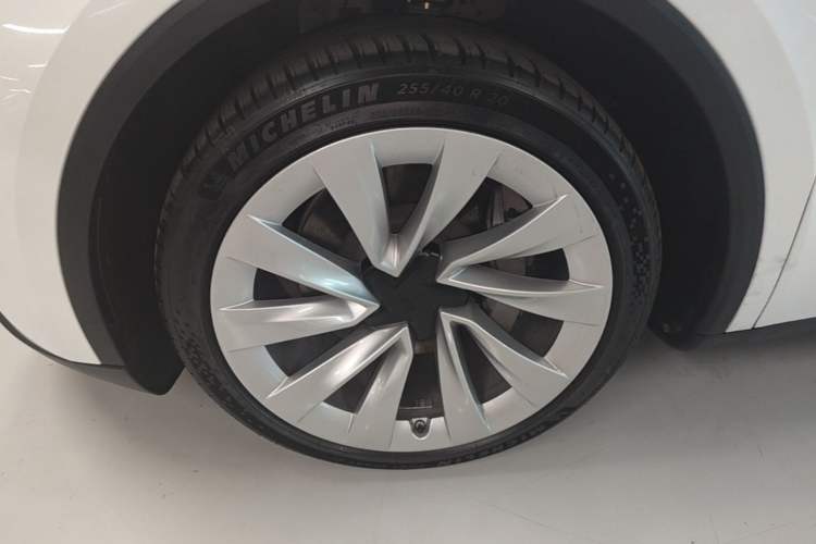 Used Tesla Model Y 2025 Updated Version Long-Range All-Wheel Drive Left Front Wheel Hub
