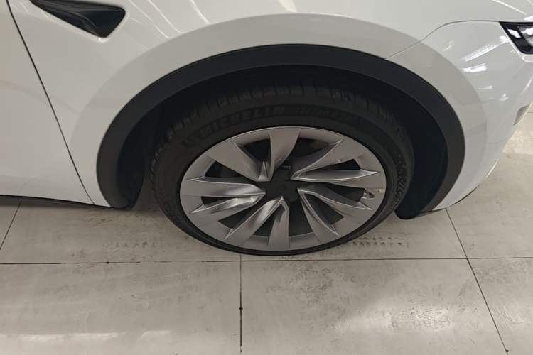 Used Tesla Model Y 2025 Rear-Wheel-Drive Version Left Front Wheel Hub