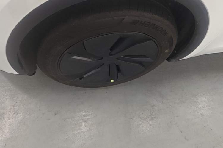 Used Tesla Model Y 2025 Long-Range All-Wheel-Drive Version Left Front Wheel Hub