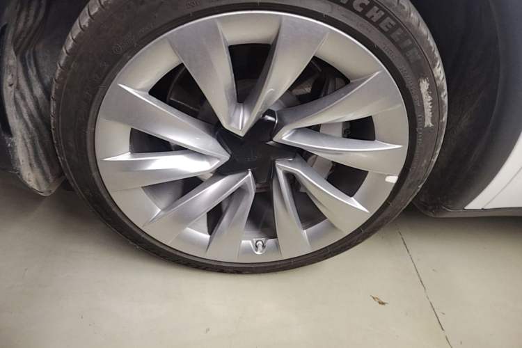 Used Tesla Model Y 2025 Rear-Wheel Drive First Edition Left Front Wheel Hub