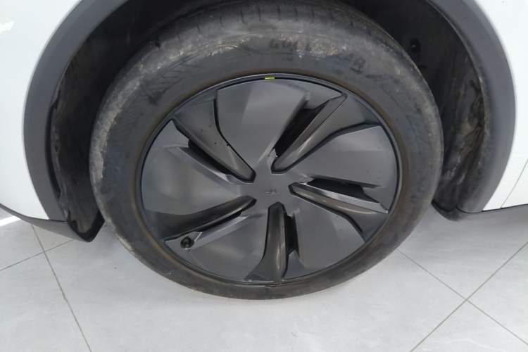 Used Tesla Model Y 2025 Rear-Wheel Drive First Edition Left Front Wheel Hub
