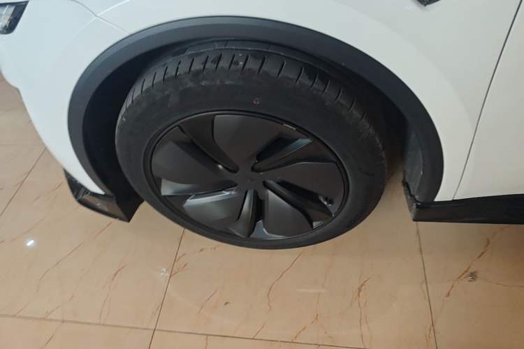 Used Tesla Model Y 2025 Long-Range All-Wheel-Drive Version Left Front Wheel Hub