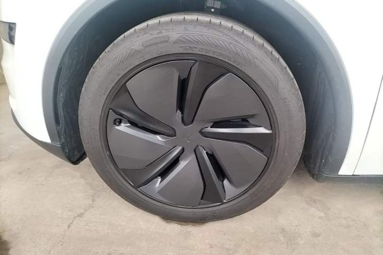 Used Tesla Model Y 2025 Rear-Wheel Drive First Edition Left Front Wheel Hub