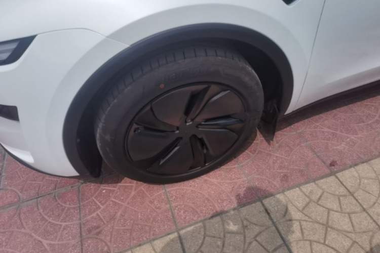 Used Tesla Model Y 2025 Long-Range All-Wheel Drive First Edition Left Front Wheel Hub