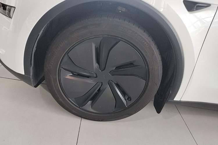 Used Tesla Model Y 2025 Updated Version Long-Range All-Wheel Drive Left Front Wheel Hub