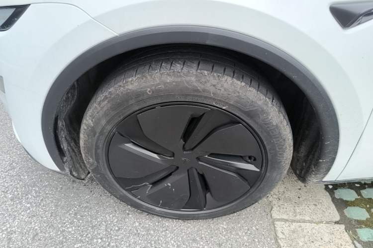 Used Tesla Model Y 2025 Long-Range All-Wheel-Drive Version Left Front Wheel Hub