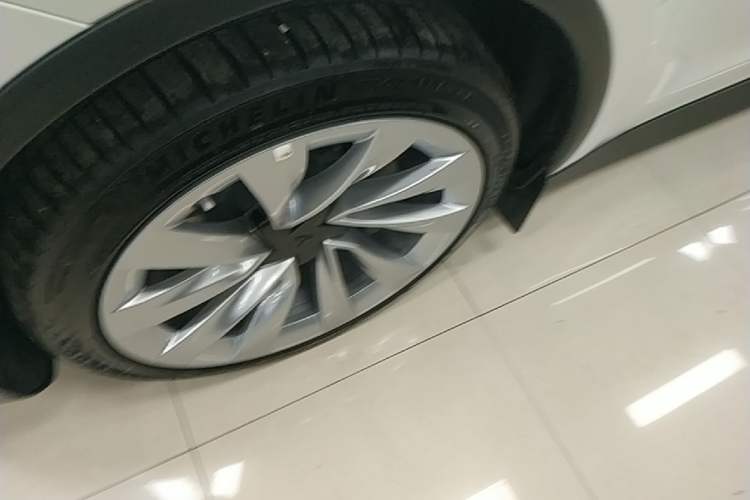 Used Tesla Model Y 2025 Long-Range All-Wheel-Drive Version Left Front Wheel Hub
