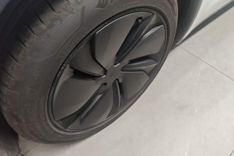 Used Tesla Model Y 2025 Long-Range All-Wheel-Drive Version Left Front Wheel Hub