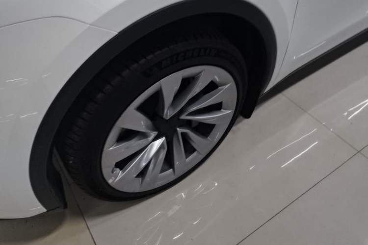 Used Tesla Model Y 2025 Long-Range All-Wheel-Drive Version Left Front Wheel Hub
