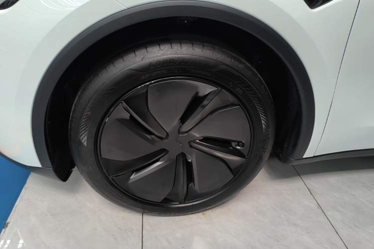 Used Tesla Model Y 2025 Rear-Wheel Drive First Edition Left Front Wheel Hub