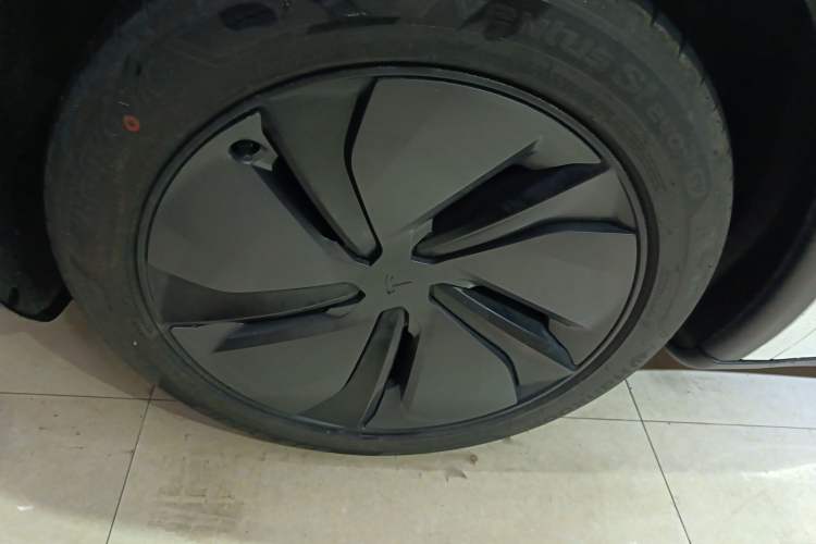 Used Tesla Model Y 2025 Long-Range All-Wheel-Drive Version Left Front Wheel Hub